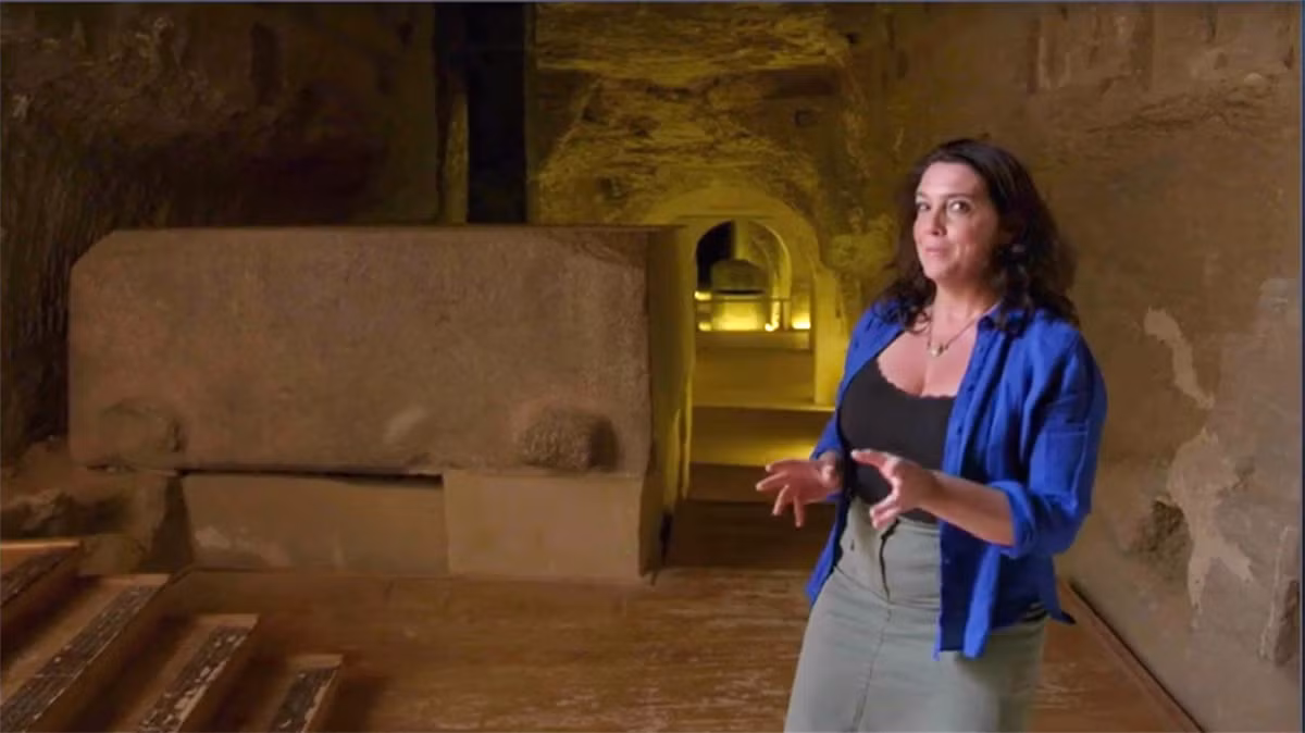 Theo các chuyên gia, cỗ quan tài đó được làm bằng đá granit rắn và nặng khoảng 90 tấn.