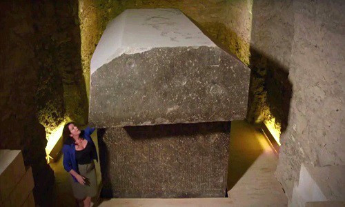 Sau khi khai quật ngôi mộ, ông Mariette nhận thấy bên trong có một cỗ quan tài đá "khủng". Ngay sau đó, nhiều nhà khảo cổ, chuyên gia đến địa điểm này và thực hiện các nghiên cứu.