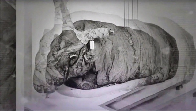 Các chuyên gia tiết lộ, bên trong cỗ quan tài nặng khoảng 90 tấn không phải là xác ướp con người như nhiều người vẫn nghĩ.
