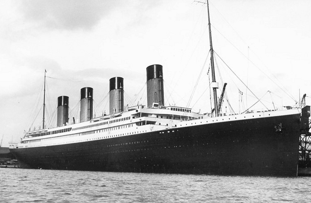 Trong chuyến hải hành đầu tiên và cũng là cuối cùng, tàu Titanic gặp thảm kịch chìm tàu khi đâm vào tảng băng trôi. Theo đó, con tàu chìm xuống vùng biển Bắc Đại Tây Dương vào rạng sáng ngày 15/4/1912. Khi ấy, 2.224 hành khách và thủy thủ đoàn có mặt trên tàu. Thế nhưng, chỉ có 705 hành khách Titanic thoát nạn trong khi toàn bộ số còn lại tử vong trong vụ chìm tàu.