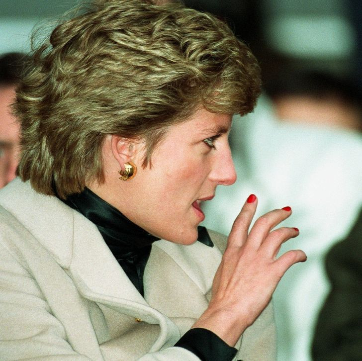 Công nương Diana và con dâu út Meghan Markle đều phá vỡ quy tắc truyền thống trong việc sơn móng tay. Theo quy tắc, phụ nữ Hoàng gia Anh để móng tay ngắn và sơn màu trung tính hoặc màu nude.