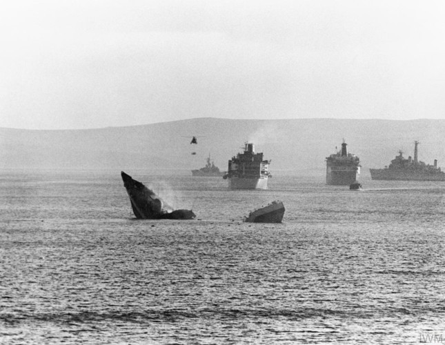 Đến ngày 2/5, lực lượng Anh giao tranh ác liệt với Argentina gần quần đảo Falklands. Từ đó cho đến ngày 14/6, quân đội Anh liên tục thực hiện các cuộc phản công khiến Argentina chịu tổn thất lớn. Sau cùng, Argentina đầu hàng vào ngày 14/6 và cuộc chiến Falklands kết thúc.