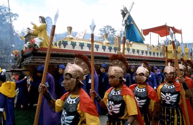 Lễ hội Good Friday, Antigua Guatemala, Guatemala: Hàng chục nghìn người trong trang phục màu tím từ khắp Trung Mỹ đổ về Guatemala để tham gia lễ Phục Sinh ở đây. Vào lúc bình minh, những người trong trang phục lính La Mã sẽ đi qua các con phố cổ xưa của Guatemala, xướng lên hình phạt dành cho Chúa Jesus.