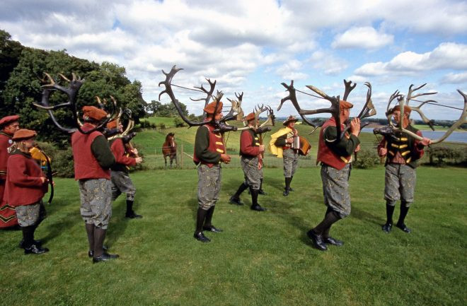 Lễ hội Abbots Bromley Horn Dance, Staffordshire, Anh: Lễ hội mừng sự sinh sôi nảy nở này được cho là một phần của nghi thức cổ xưa có từ thời Saxon. Sáu cặp sừng hươu của các vũ công có từ năm 1065. Lễ hội này diễn ra vào ngày thứ hai sau chủ nhật đầu tiên sau ngày 4/9.