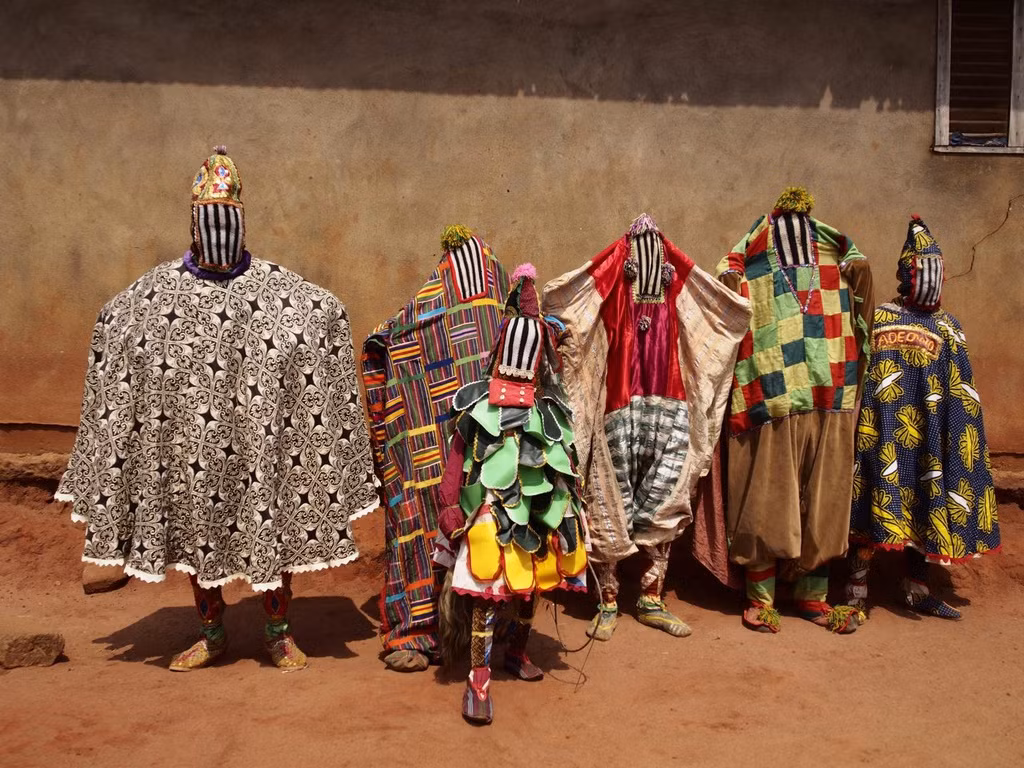 Ma sống (Egungun), Dakon, Benin: Ma Sống hay còn gọi là Egungun là các thành viên của một tổ chức tối mật. Họ đại diện cho linh hồn người chết quay lại Trái đất để truyền những lời khuyên cho người sống. Lời nói của họ được cho là đến từ các thần linh. Egungun thường tới các làng phía bắc Ouidah vào tháng một và tháng hai.