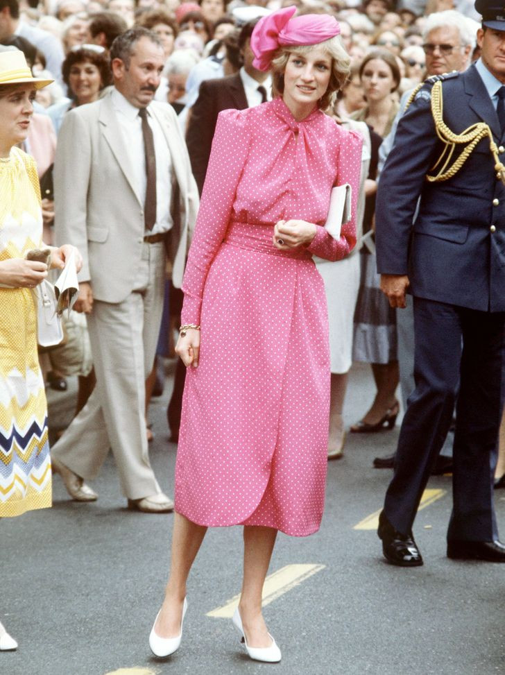 Nhiều bộ trang phục của Công nương Diana đến ngày nay vẫn là những xu hướng thời trang "hot" của làng mốt thế giới. Trong ảnh là Công nương Diana toát lên phong thái sang trọng và quyến rũ khi mặc chiếc váy màu hồng. Công nương Diana mặc trang phục này khi đến thăm bệnh viện Freemantle năm 1983.
