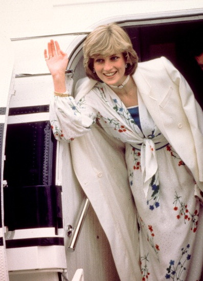 Công nương Diana rạng rỡ trong chuyến đi hưởng tuần trăng mật với Thái tử Charles năm 1981. Trong dịp trọng đại này, bà mặc mẫu váy Donald Campbell tuyệt đẹp.