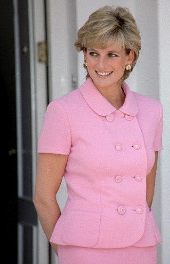 Thiết kế màu hồng mang phong cách cổ điển được Công nương Diana lựa chọn khi thăm Argentina năm 1995.