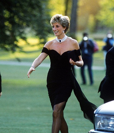 Một trong những mẫu váy đưa tên tuổi Công nương Diana trở thành biểu tượng thời trang thế giới là thiết kế váy lụa trơn đen, dáng ôm hở ngực với dải voan thắt bên hông của Christina Stambolian. Trang phục này còn được biết đến với tên gọi "Váy báo thù" (Revenge Dress). Mẫu váy này đánh dấu sự thay đổi trong gu thời trang của Công nương Diana chuyển từ việc tuân thủ những quy tắc hoàng gia sang táo bạo và quyến rũ hơn.