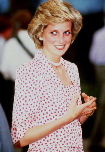 Mẫu váy họa tiết chấm bi ngọt ngào và trẻ trung được Công nương Diana lựa chọn khi có chuyến công du tới Hawaii năm 1985.