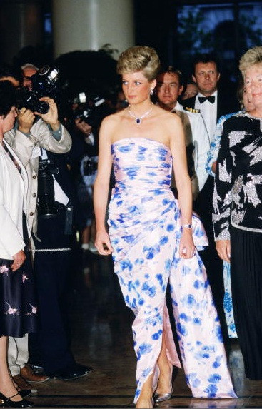 Công nương Diana ngọt ngào và quyến rũ khi mặc chiếc váy khoe triệt để những đường nét hấp dẫn trên cơ thể khi tham gia buổi dạ tiệc ở Melbourne trong chuyến công du Australia.