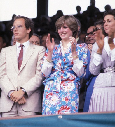 Mẫu váy họa tiết hình hoa được Công nương Diana mặc khi tham dự giải Wimbledon năm 1981. Trang phục này giúp cho Công nương Diana toát lên sự trẻ trung và sang trọng.