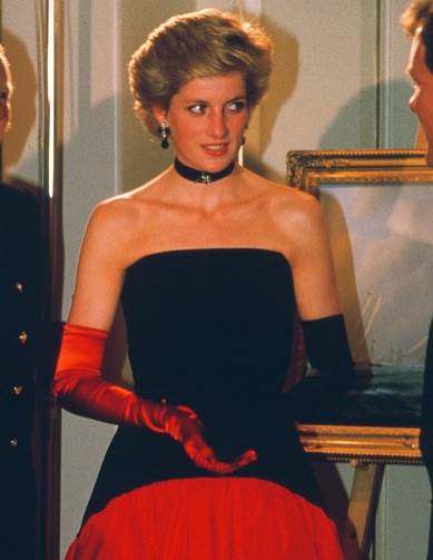 Mẫu váy dạ hội Flamenco với 2 tông màu chủ đạo là màu đen và đỏ giúp Công nương Diana trở thành tâm điểm thu hút giới truyền thông năm 1986.