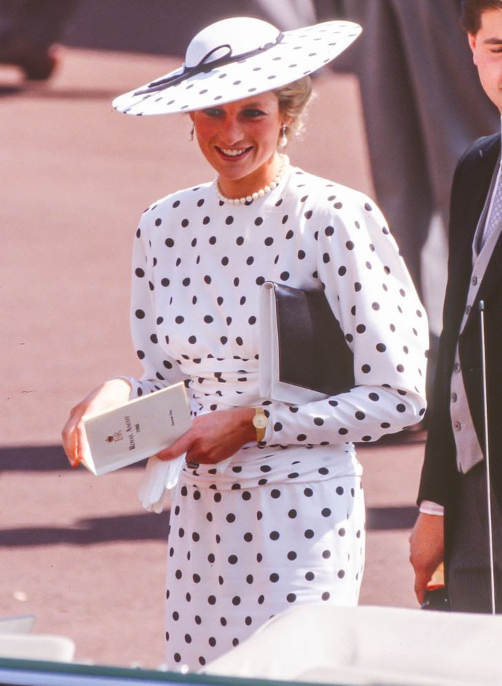 Là một trong những thành viên hoàng gia Anh được công chúng yêu quý nhất, Công nương Diana không chỉ gây ấn tượng mạnh bởi lòng nhân từ, nhan sắc xinh đẹp, lộng lẫy mà còn ghi điểm với phong cách thời trang hiện đại, sang trọng và quyến rũ. Nhiều bộ trang phục được Công nương Diana mặc trở thành nguồn cảm hứng thời trang cho nhiều người. Trong ảnh là trang phục họa tiết chấm bi hai màu đen trắng đồng điệu với chiếc mũ góp phần làm nổi bật nhan sắc trẻ trung của Công nương Diana khi tham dự sự kiện năm 1988.