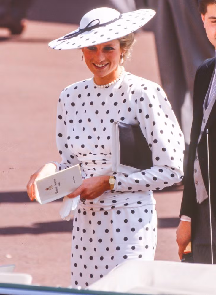 Là một trong những thành viên hoàng gia Anh được công chúng yêu quý nhất, Công nương Diana không chỉ gây ấn tượng mạnh bởi lòng nhân từ, nhan sắc xinh đẹp, lộng lẫy mà còn ghi điểm với phong cách thời trang hiện đại, sang trọng và quyến rũ. Nhiều bộ trang phục được Công nương Diana mặc trở thành nguồn cảm hứng thời trang cho nhiều người. Trong ảnh là trang phục họa tiết chấm bi hai màu đen trắng đồng điệu với chiếc mũ góp phần làm nổi bật nhan sắc trẻ trung của Công nương Diana khi tham dự sự kiện năm 1988.