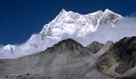 Năm 1994, Chính phủ Bhutan cấm leo núi cao hơn 6.000m. Do đó, những người leo núi không được phép tiếp cận ngọn núi Gangkhar Puensum.