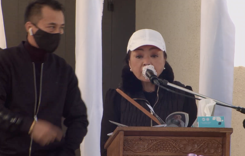 Danh ca Hương Lan bật khóc khi đến viếng nghệ sĩ Chí Tài. Bà chia sẻ: "Tôi nợ em một ân tình lớn. Khi tôi về Việt Nam làm show, không có buổi ra mắt nào thiếu Chí Tài. Cảm ơn tình cảm của em dành cho chị. Bao giờ đi hát chung, em cũng ngồi nghe chị hát. Em đã đi rồi nhưng không có ai giận mà rất thương em. Chúng ta hãy cầu nguyện cho em được ra đi bình an khi về với chúa".