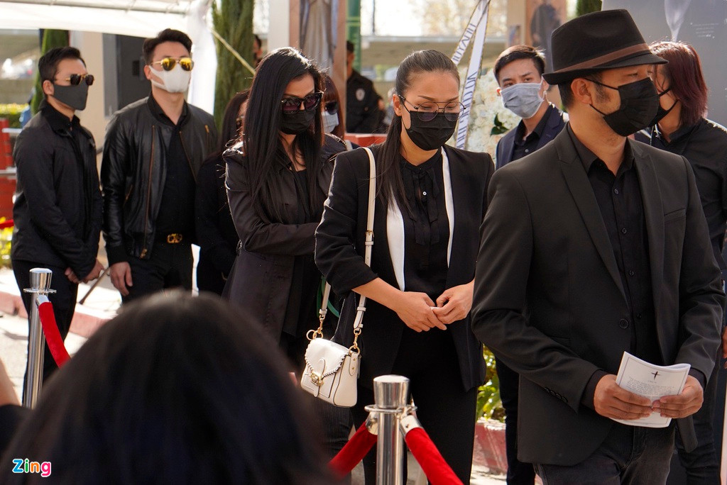 Vợ chồng ca sĩ Hồng Ngọc và Thomas Tâm trong dòng người tới viếng. Nữ ca sĩ tâm sự: "Anh ra đi để lại bao yêu thương, tiếc nhớ. Tôi và Tâm luôn nhắc về anh, về cách cư xử mà cả ai luôn cần phải noi theo".