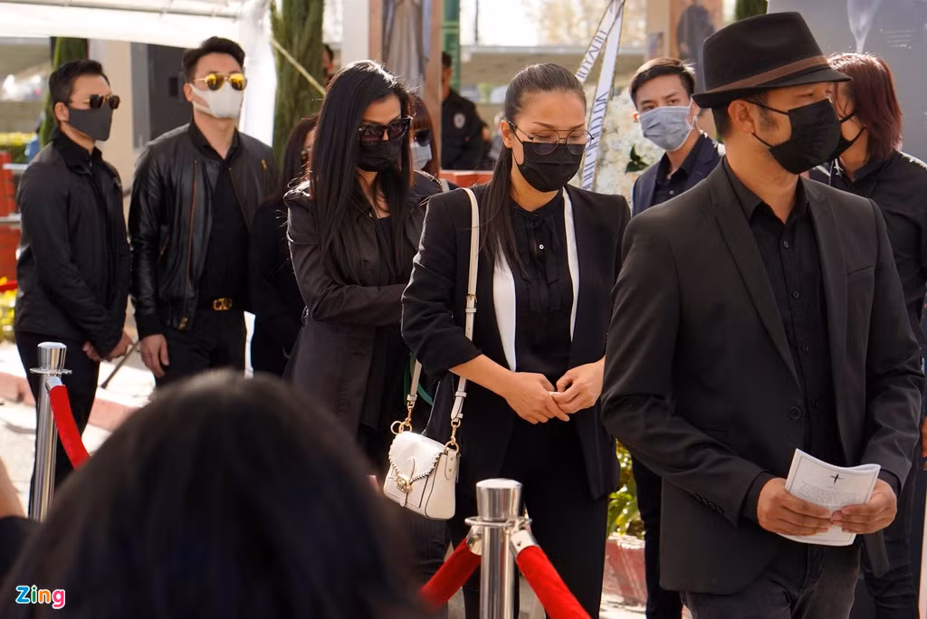 Vợ chồng ca sĩ Hồng Ngọc và Thomas Tâm trong dòng người tới viếng. Nữ ca sĩ tâm sự: "Anh ra đi để lại bao yêu thương, tiếc nhớ. Tôi và Tâm luôn nhắc về anh, về cách cư xử mà cả ai luôn cần phải noi theo".