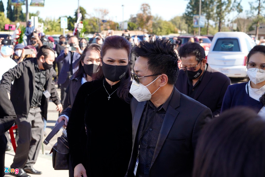 Hong Dao, Quang Minh va nhieu nghe si vieng danh hai Chi Tai