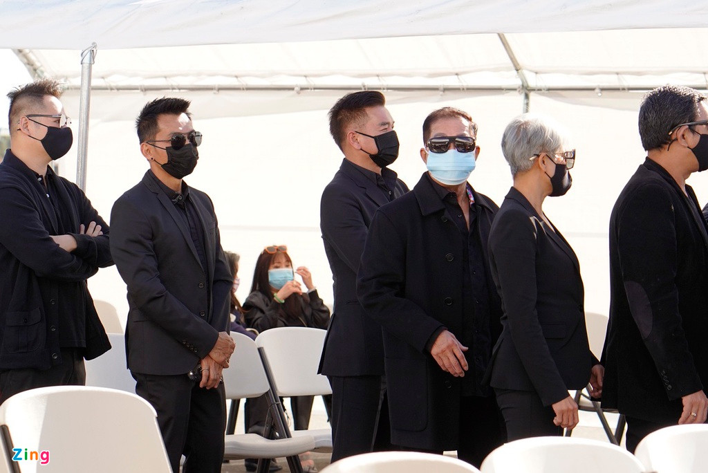 Quang Minh chia sẻ lần gần nhất trò chuyện cùng Chí Tài là cách đây 3 tuần. "Lần gần nhất, anh còn nói sẽ chuyển quà của khán giả cho tôi. Vậy mà, giờ anh em không thể gặp nhau được nữa", Quang Minh xúc động.