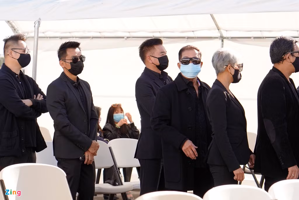 Quang Minh chia sẻ lần gần nhất trò chuyện cùng Chí Tài là cách đây 3 tuần. "Lần gần nhất, anh còn nói sẽ chuyển quà của khán giả cho tôi. Vậy mà, giờ anh em không thể gặp nhau được nữa", Quang Minh xúc động.