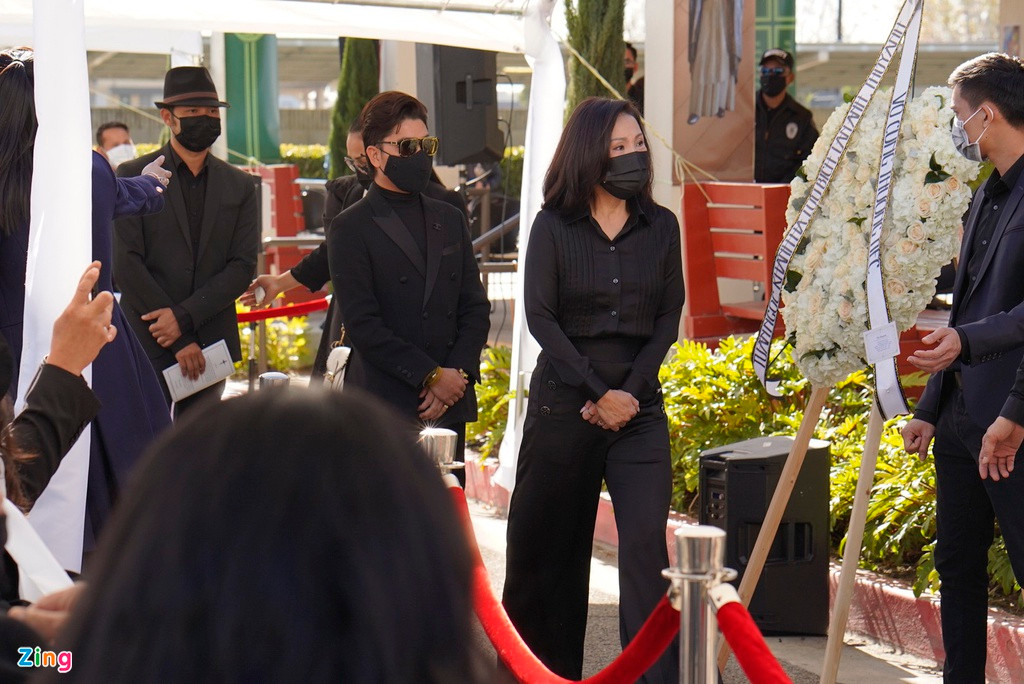 Nghệ sĩ Hồng Đào cho biết chị đóng chung với Chí Tài khi ông lần đầu diễn hài. Chị chia sẻ ở lễ tang: "Tôi bị mất thăng bằng từ ngày biết tin anh Tài mất. Hơn 20 năm qua, anh Tài là mắt xích, kết nối các anh em nghệ sĩ với nhau. Nhiều khi tôi gặp khó khăn vẫn gọi anh để chia sẻ. Suốt một năm qua, anh Tài vẫn thường nói đến sự trở về. Mỗi khi mệt mỏi, anh bảo đều nghĩ đến chị Loan. Bây giờ, về với chị, anh đã yên lòng. Anh đã sống một cuộc sống tuyệt vời".