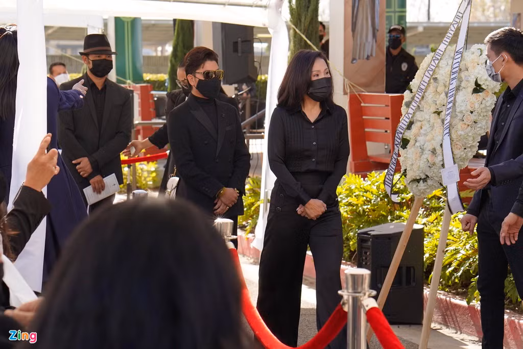 Nghệ sĩ Hồng Đào cho biết chị đóng chung với Chí Tài khi ông lần đầu diễn hài. Chị chia sẻ ở lễ tang: "Tôi bị mất thăng bằng từ ngày biết tin anh Tài mất. Hơn 20 năm qua, anh Tài là mắt xích, kết nối các anh em nghệ sĩ với nhau. Nhiều khi tôi gặp khó khăn vẫn gọi anh để chia sẻ. Suốt một năm qua, anh Tài vẫn thường nói đến sự trở về. Mỗi khi mệt mỏi, anh bảo đều nghĩ đến chị Loan. Bây giờ, về với chị, anh đã yên lòng. Anh đã sống một cuộc sống tuyệt vời".