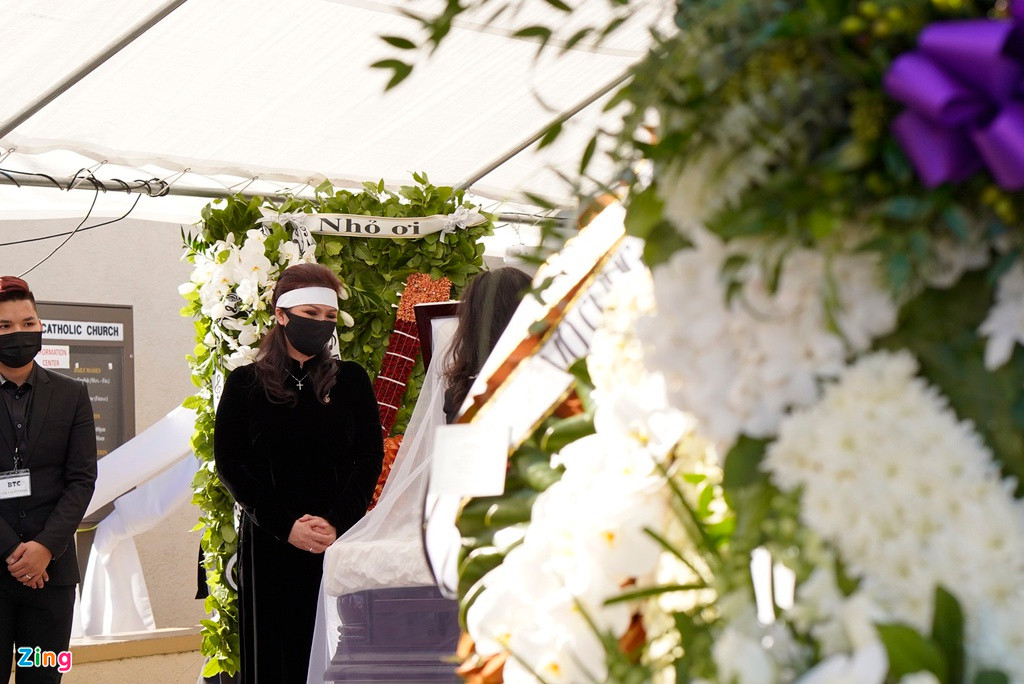 Trong lễ tang, bà xã Chí Tài - chị Phương Loan không kìm nén được nỗi đau mất người thân. Vợ cố nghệ sĩ khóc nghẹn trước linh cữu chồng.