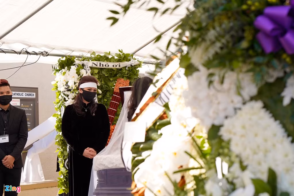 Trong lễ tang, bà xã Chí Tài - chị Phương Loan không kìm nén được nỗi đau mất người thân. Vợ cố nghệ sĩ khóc nghẹn trước linh cữu chồng.