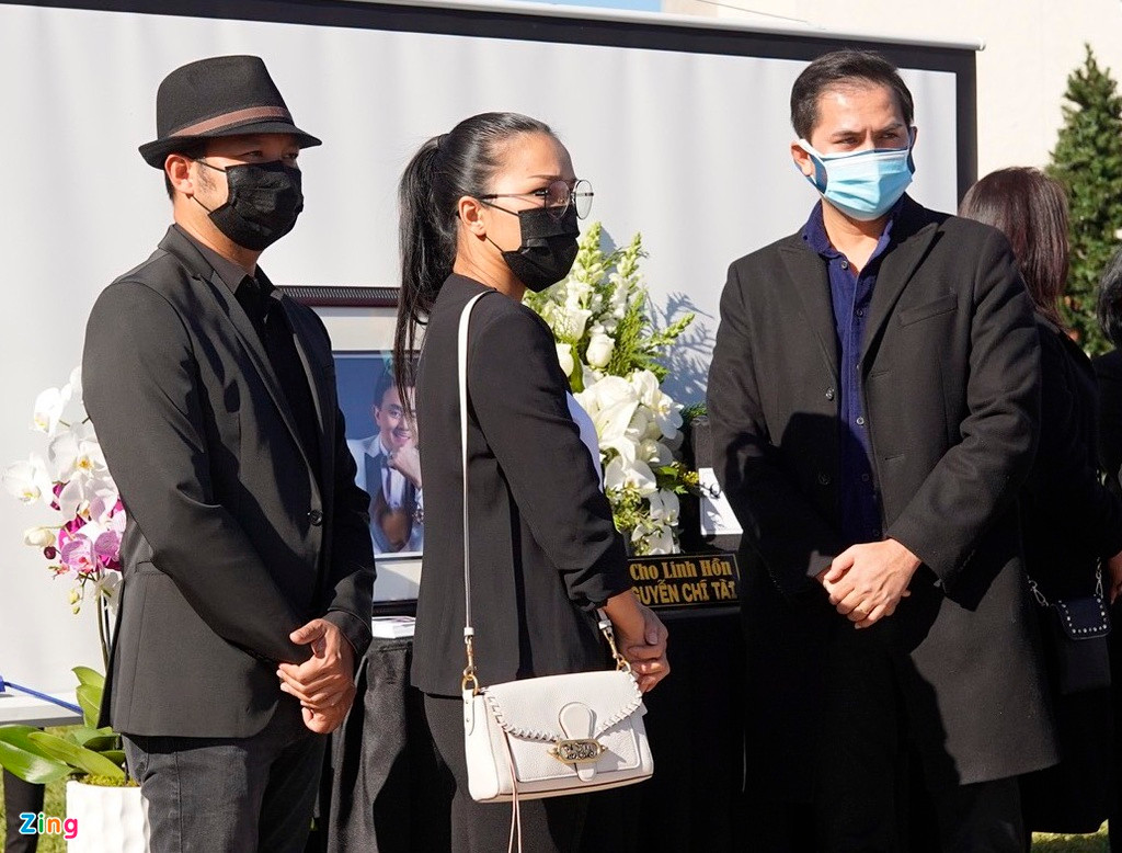 Vợ chồng ca sĩ Hồng Ngọc và Đức Tiến đến viếng nghệ sĩ hài. Cựu người mẫu nhớ lại những buổi quay quảng cáo cùng đàn anh ở Việt Nam. Thời gian ngắn làm việc với danh hài Chí Tài, Đức Tiến cho biết đã học hỏi được nhiều điều như sự lạc quan, bao dung với đồng nghiệp từ đàn anh.