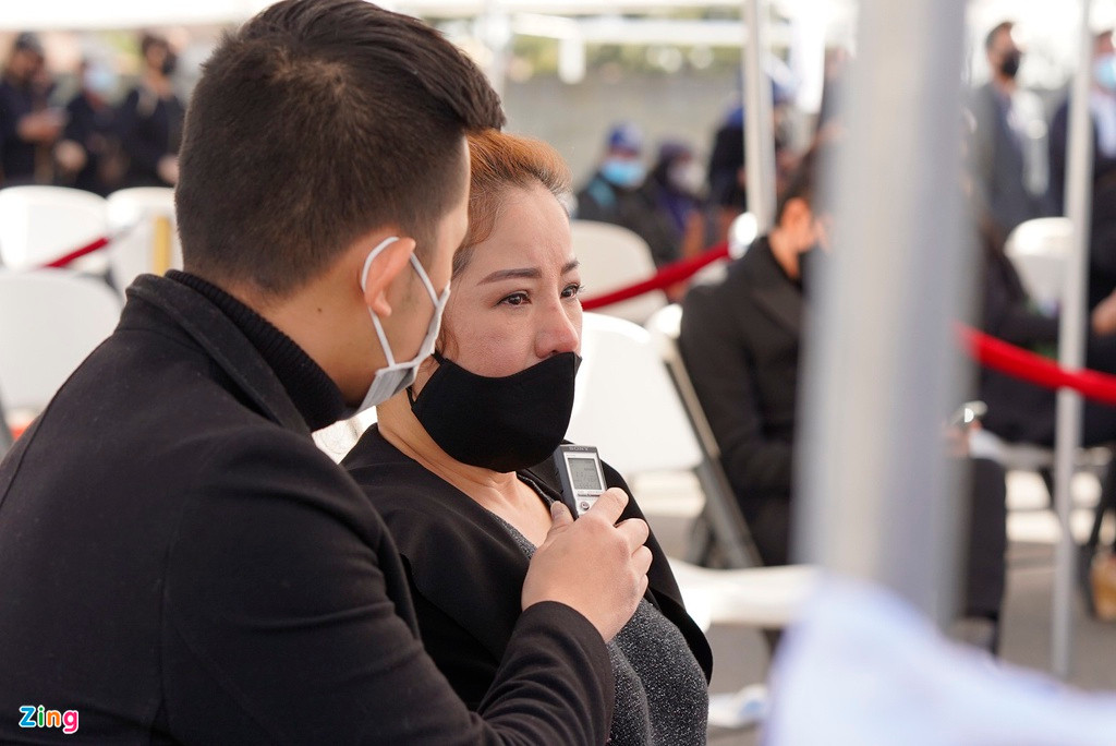 Nhiều nghệ sĩ như Hồng Đào, Hồng Ngọc, Thúy Nga, Khánh Hà... đã đến viếng danh hài Chí Tài. Thúy Nga kể cô đi diễn nhiều năm với đàn anh, cả hai luôn vui vẻ, kết hợp ăn ý. Nữ diễn viên hài tâm sự khi xem lại các video hài anh em diễn chung, cô khóc rất nhiều. "Anh Chí Tài đối với tôi như người anh trai", cô chia sẻ trong lễ tang.