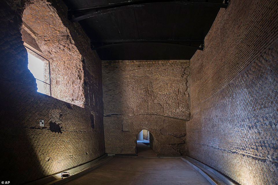 Không chỉ là nơi mai táng hoàng đế Augustus, lăng mộ này còn là địa điểm yên nghỉ ngàn thu của những hoàng đế La Mã tiếp theo gồm: Tiberius, Caligula và Claudius.