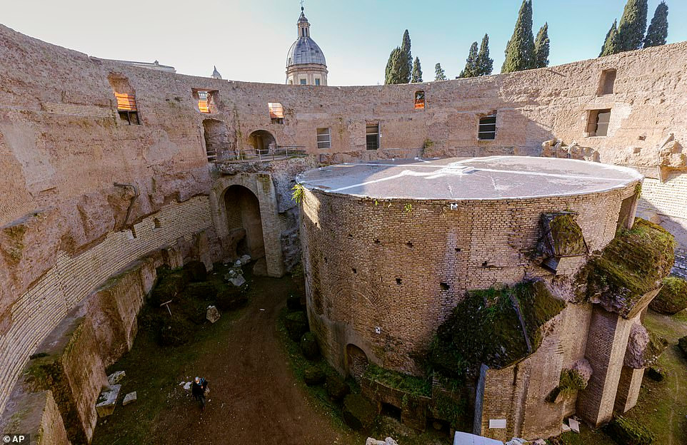 Hoàng đế Augustus cai trị đế chế La Mã từ năm 27 trước Công nguyên - 14 trước Công nguyên. Ông là vị hoàng đế có công lớn nhất biến Rome thành một thành phố quyền lực và nổi tiếng nhất thế giới với nhiều công trình kỳ vĩ.