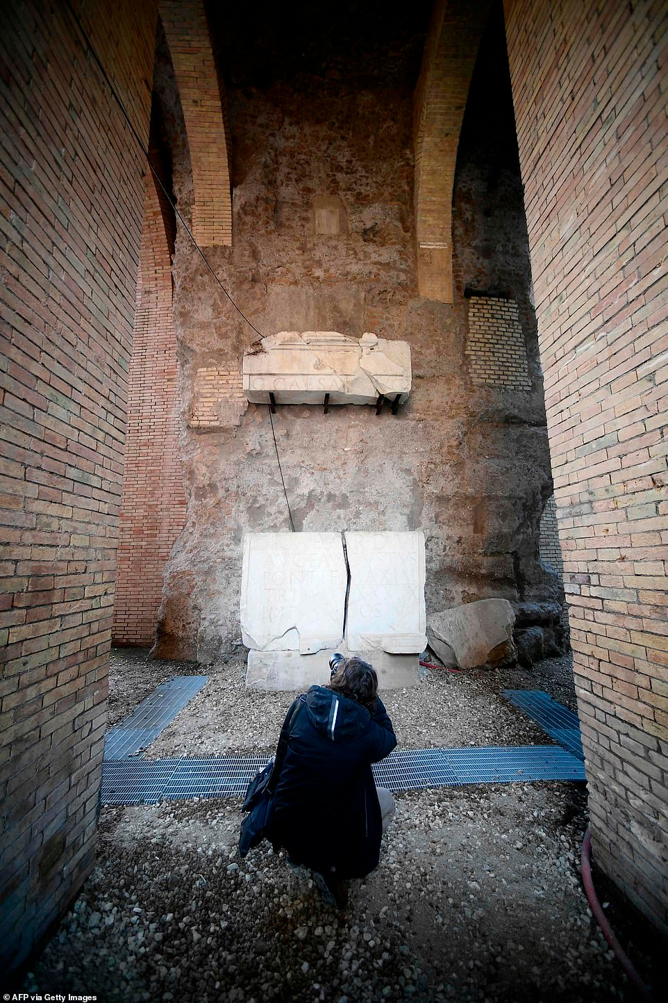 Lăng mộ của hoàng đế Augustus gây ấn tượng với kiến trúc độc đáo. Di tích này là lăng mộ hình trụ lớn nhất thế giới, được xây dựng gần bờ sông Tiber.