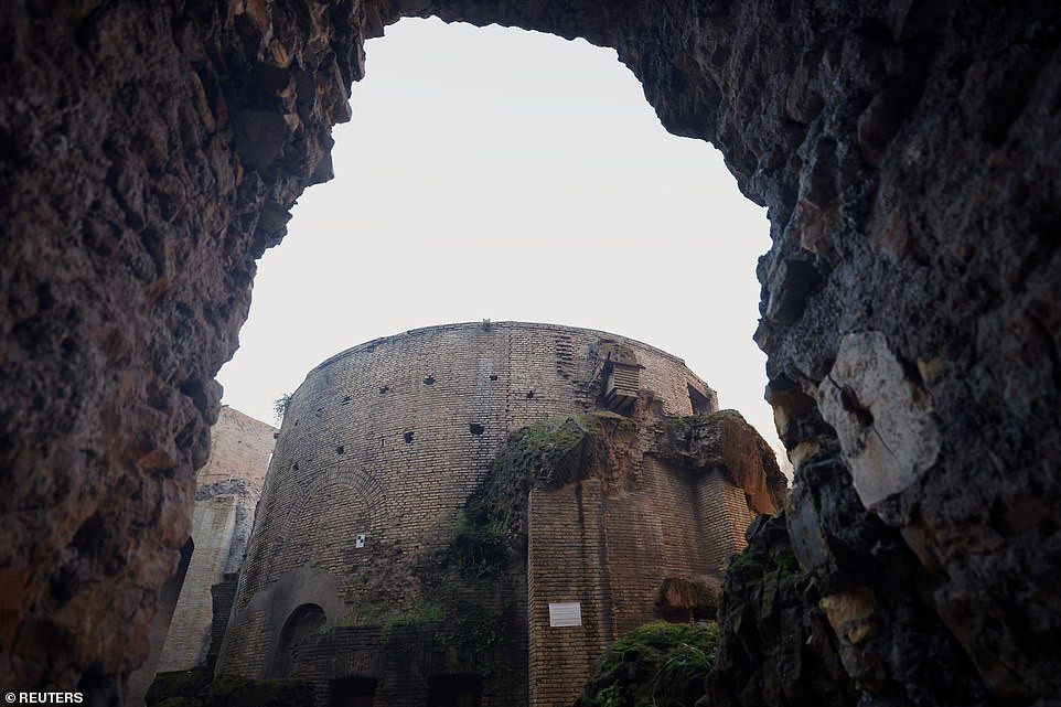 Lăng mộ hoàng đế Augustus từng là một trong những công trình tráng lệ nhất thành phố Rome. Trải qua hàng ngàn năm lịch sử, công trình cổ xưa này từng được sử dụng như một lâu đài kiên cố, vườn treo, đài vòng để đấu bò và bắn pháo hoa, nhà hát lớn cho các buổi hòa nhạc và nhạc kịch.