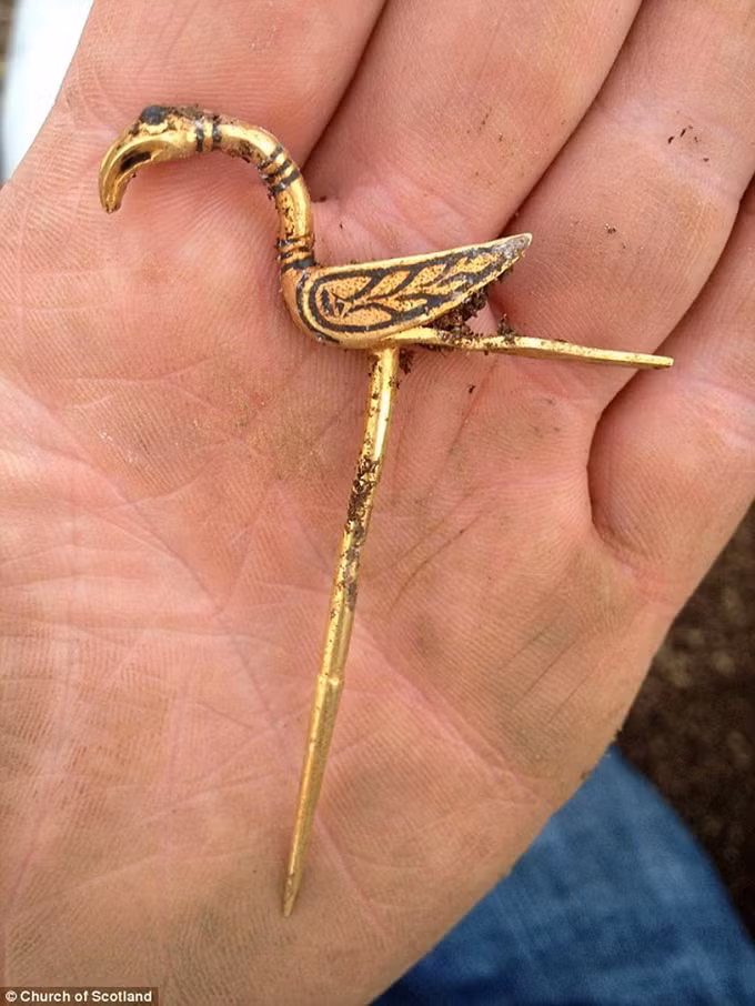 Theo chia sẻ của ông McLennan, những bảo vật được tìm thấy gồm: vòng tay và trâm bạc, một chiếc nhẫn vàng, cây thánh giá Christian được tráng men và một chiếc ghim bằng vàng hình con chim...