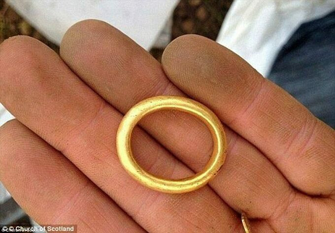 Sau khi tìm thấy kho báu, ông McLennan chuyển cho Cơ quan quyết định về hàng hóa và tài sản vô chủ (The Queen's and Lord Treasurer's Remembrancer, gọi tắt là QLTR). Tiếp đến, các nhà chức trách quyết định chuyển kho báu trên cho Bảo tàng quốc gia Scotland để trưng bày. Theo luật của Scotland, ông McLennan nhận được 2,6 triệu USD (khoảng gần 60 tỷ đồng).