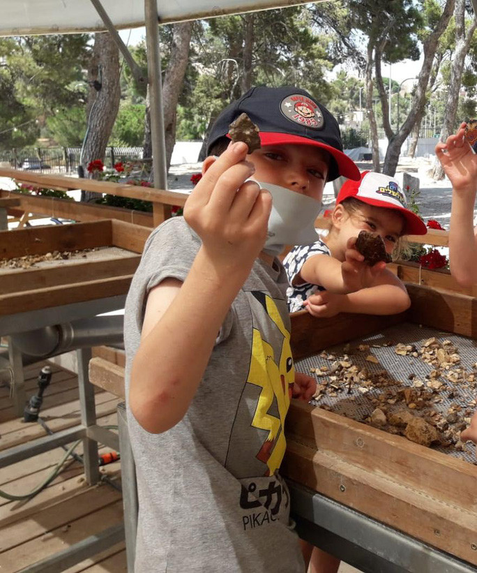 Vào đầu tháng 12, cậu bé Binyamin Milt 9 tuổi tham gia đội tình nguyện săn tìm cổ vật ở Israel và bất ngờ tìm thấy một báu vật. Đó chính là hạt vàng thuộc về "thời kỳ Judah" cổ đại. Theo đó, báu vật mà cậu bé Milt tìm thấy có niên đại ít nhất là 2.500 - 3.000 năm tuổi.