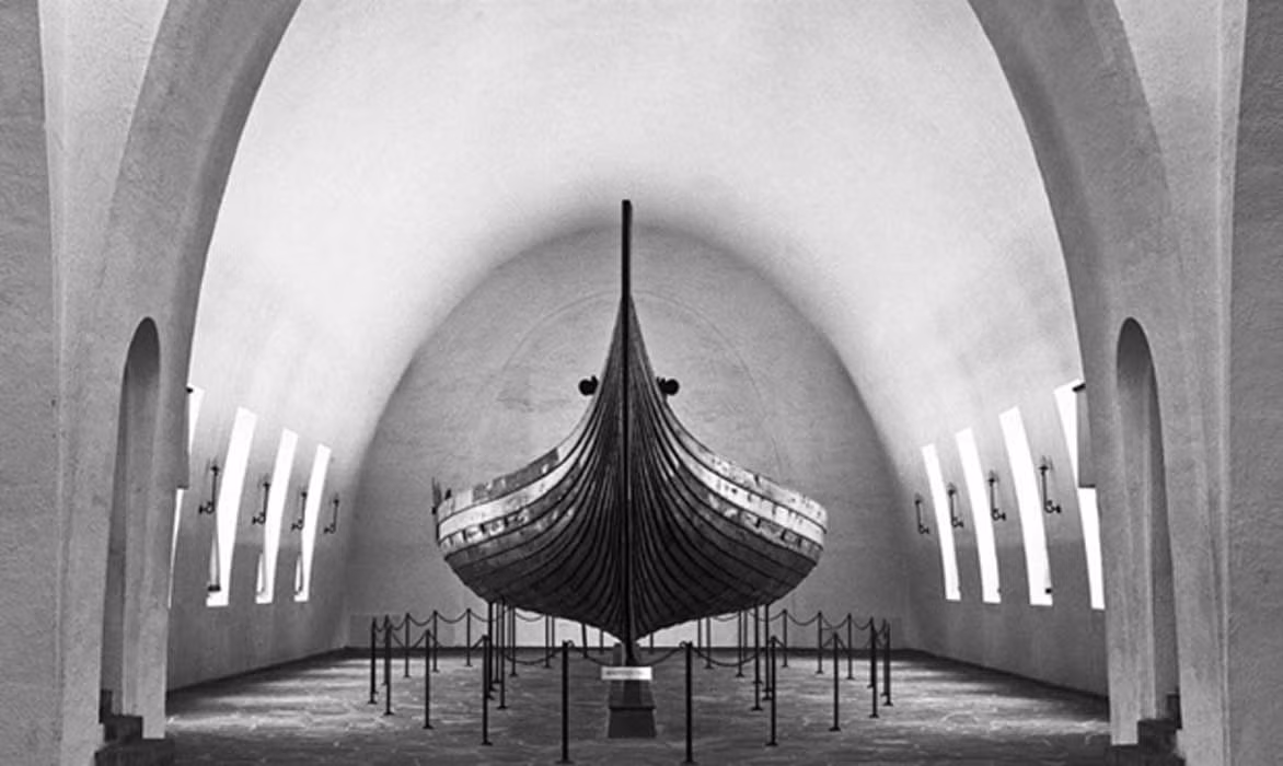 Các nhà khảo cổ Na Uy dự kiến sẽ khai quật toàn bộ con tàu trên trong tháng này. Sau đó các chuyên gia có thể tạo ra bản sao của mộ thuyền cũng như giải mã những bí ẩn về chủ nhân con tàu. Ảnh trong bài là con tàu Oseberg có niên đại vào khoảng năm 800. Đây là một trong những con tàu của người Viking còn nguyên vẹn nhất đến nay.