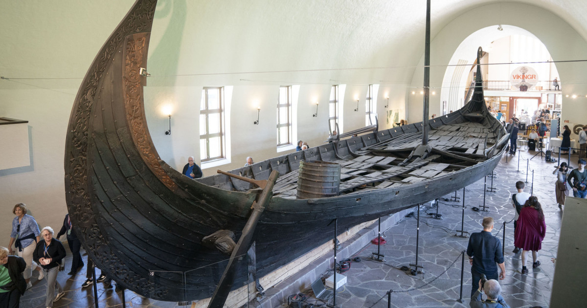 Các chuyên gia suy đoán người được mai táng trong con tàu có kích thước "khủng" có thể là nhà vua, hoàng hậu hay một lãnh chúa giàu có và quyền lực nào đó.