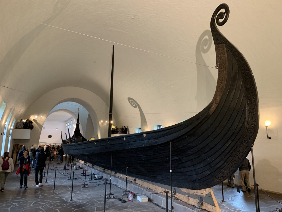 Trong cuộc khai quật tại Gjellestad, phía đông nam Oslo, các nhà khảo cổ Na Uy tìm thấy một con tàu của người Viking. Theo các chuyên gia, đây là con tàu được người Viking dùng để mai táng người chết.