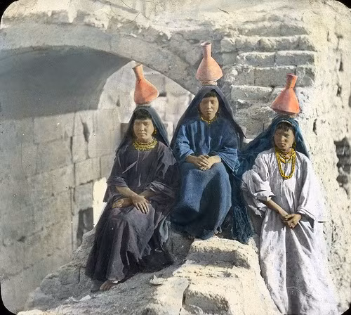 Những cô gái ở Ai Cập đội trên đầu những chiếc bình để đựng nước.