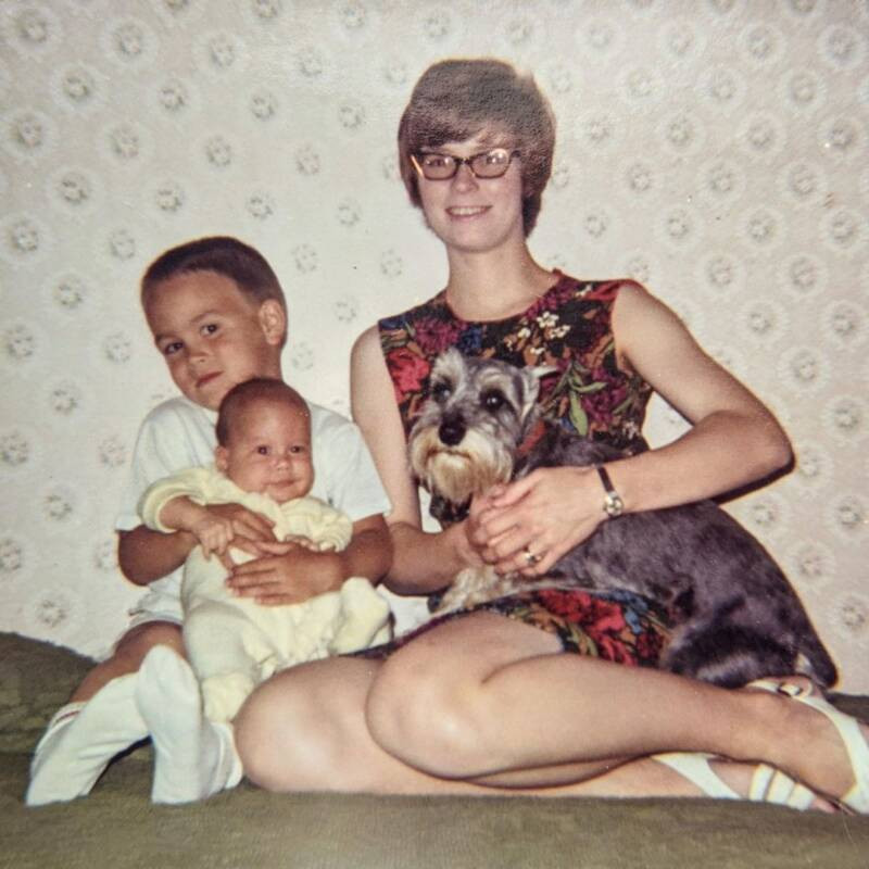 Để vơi bớt nỗi đau mất chồng, Linda viết và xuất bản cuốn sách có tựa đề "Bruce Lee: The Man Only I Knew". Cuốn sách này giúp độc giả biết thêm về Lý Tiểu Long qua con mắt của Linda. Đây là một trong những cuốn sách bán chạy nhất thế giới. Vì vậy, về sau, cuốn sách được chuyển thể thành phim tiểu sử về Lý Tiểu Long có tựa đề "Dragon: The Bruce Lee Story".