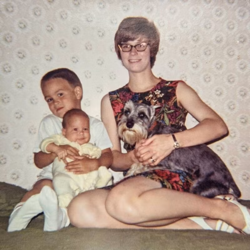 Để vơi bớt nỗi đau mất chồng, Linda viết và xuất bản cuốn sách có tựa đề "Bruce Lee: The Man Only I Knew". Cuốn sách này giúp độc giả biết thêm về Lý Tiểu Long qua con mắt của Linda. Đây là một trong những cuốn sách bán chạy nhất thế giới. Vì vậy, về sau, cuốn sách được chuyển thể thành phim tiểu sử về Lý Tiểu Long có tựa đề "Dragon: The Bruce Lee Story".