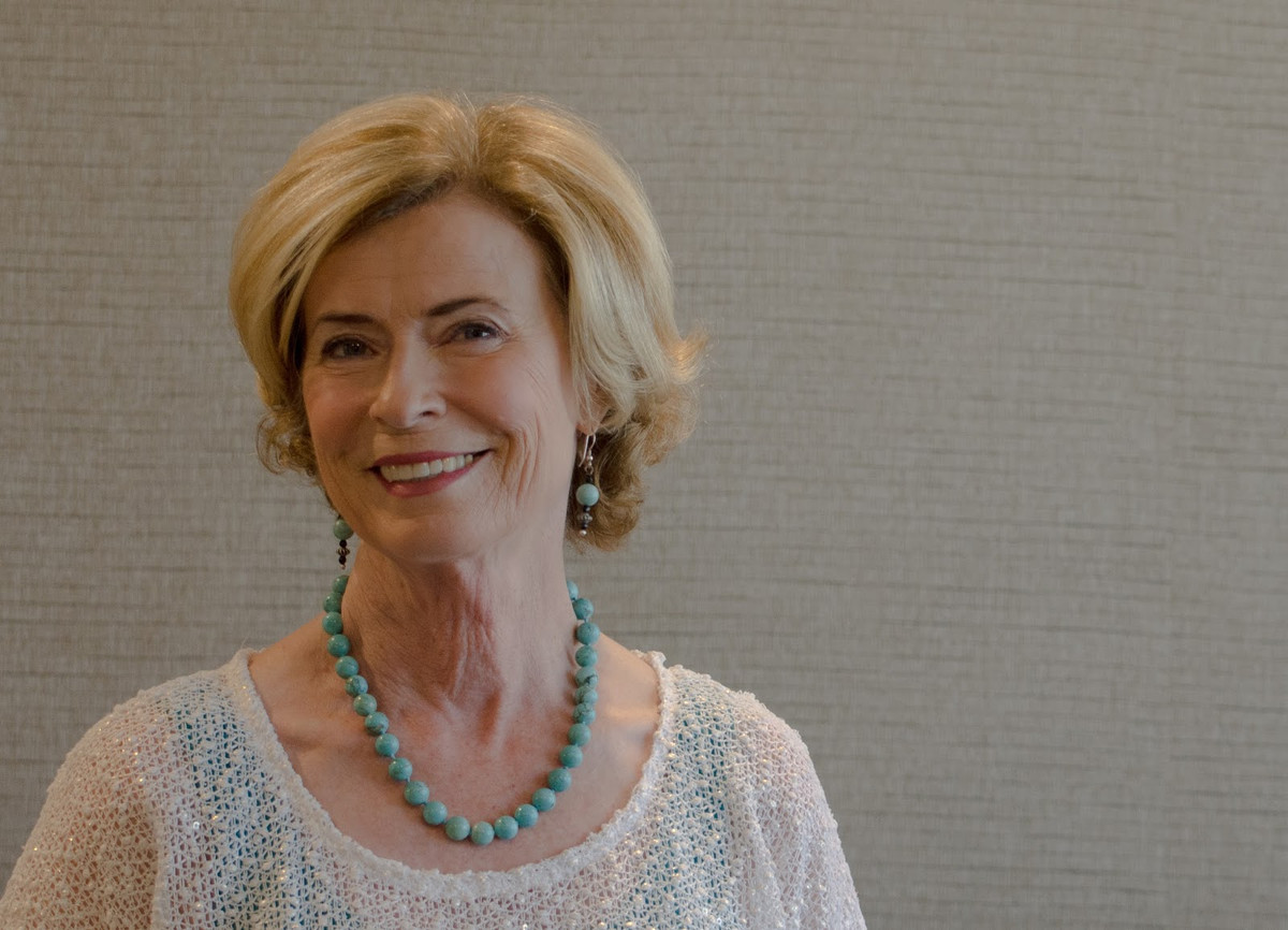 Cuộc đời của Linda một lần nữa gặp "sóng gió" khi người con trai Lý Quốc Hào qua đời năm 1993 do gặp tai nạn về súng trên phim trường. Đây là cú sốc tinh thần lớn đối với bà. Phải mất nhiều năm bà mới vơi bớt nỗi đau mất con.