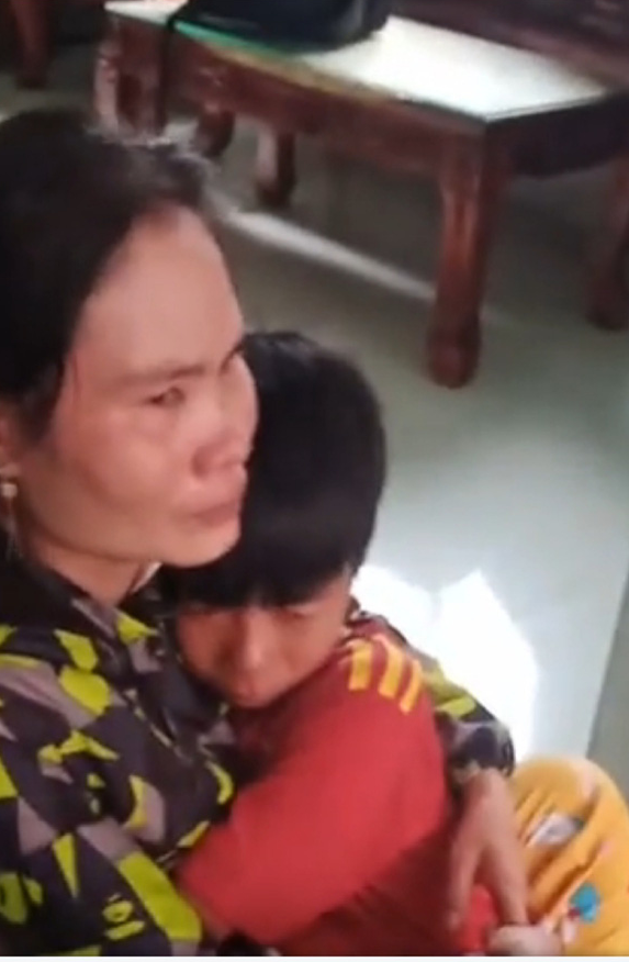 Ba be trai tu 11-14 tuoi dap xe hon 300km len TP HCM tim cha me