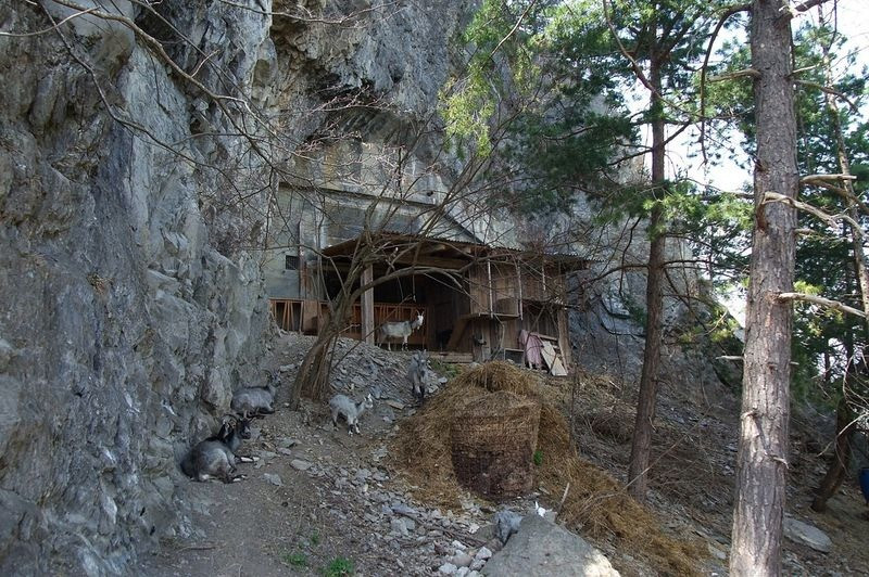 Boongke bí mật nằm sát vách núi đá ở Thụy Sĩ.