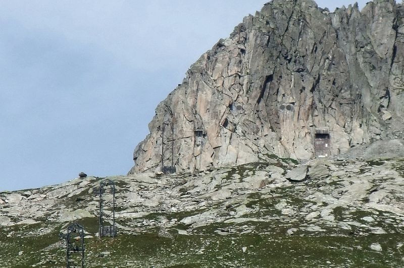 Cánh cửa dẫn vào bên trong boongke bí mật nằm sâu trong một vách núi đá. Sau nhiều năm không được sử dụng, cánh cửa bị hoen rỉ.