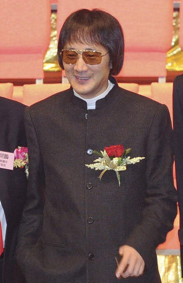 Kwok Wing-hung là thủ lĩnh quyền lực nhất của băng nhóm Hòa Thắng Hòa - băng đảng khét tiếng nhất của Hội Tam Hoàng ở Hong Kong trong giai đoạn từ năm 1998 - 2000. Theo đó, y bị cảnh sát Hong Kong bắt giữ với tội danh đe dọa hình sự, cố ý gây thương tích và tống tiền vào tháng 7/2016.